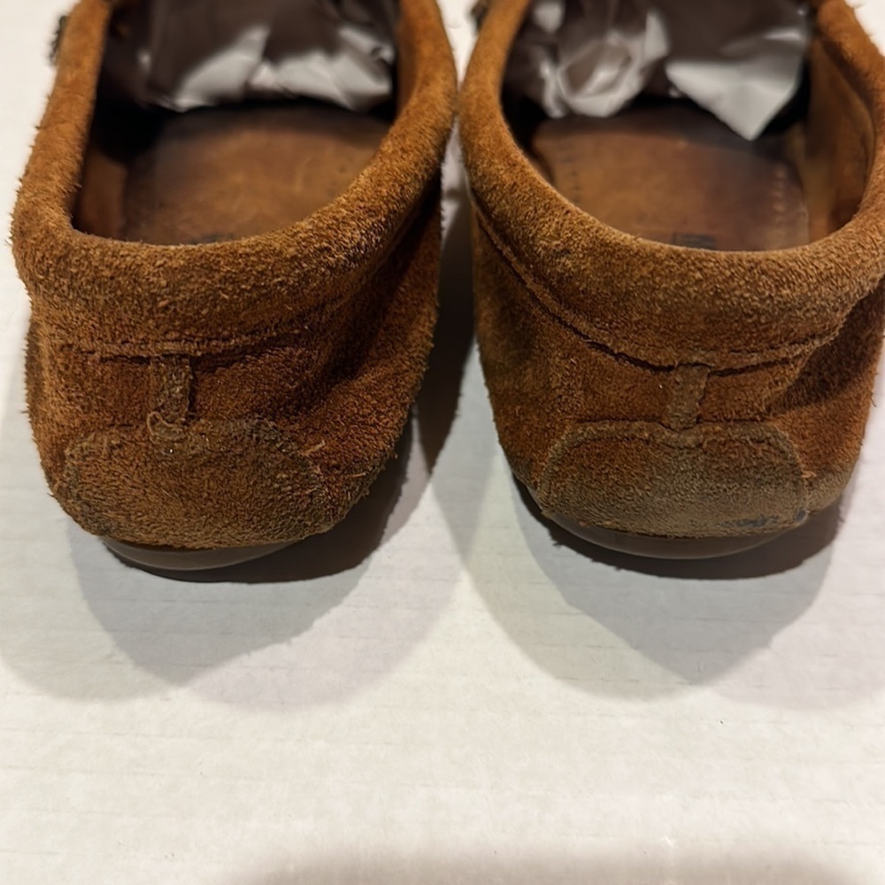 Minnetonka soft suede brown slippers with bow and fringe in front - Picture 2 of 9